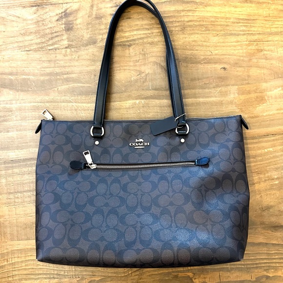 Coach Gallery Tote Bag In Signature Canvas - Picture 3 of 10